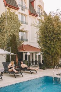 Bazén v ubytování The Elite - Oradea's Legendary Hotel nebo v jeho okolí