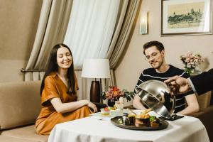 Hóspedes ficando em Hotel Polonia Palace