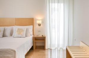 ein Hotelzimmer mit einem Bett und einem Fenster in der Unterkunft Ammarèa B&B in Torre San Giovanni Ugento