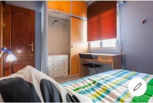 A bed or beds in a room at PISO CON BUENA RED WIFFI FIBRA ÓPTICA Alquiler de habitaciones