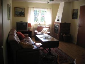 ein Wohnzimmer mit einem Sofa und einem Couchtisch in der Unterkunft Almagården lantlig miljö in Svängsta