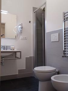 La salle de bains est pourvue de toilettes, d'un lavabo et d'une douche. dans l'établissement Little Rose Haven, à Rome