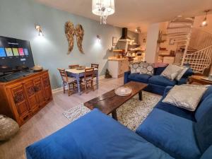Una sala de estar con un sofá azul y una mesa. en Stunning Luxury Vintage Duplex with Parking, en Mánchester