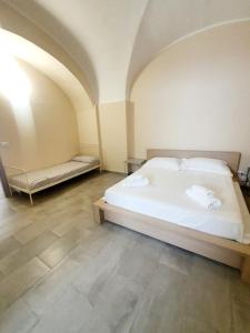 カターニアにあるScuto Homeのベッドルーム1室(大きな白いベッド1台、枕2つ付)