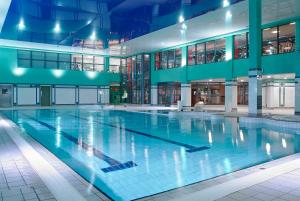 a large swimming pool inside of a building at Kilkenny Ormonde Hotel in Kilkenny