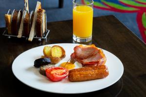 Makanan di atau di tempat lain dekat hotel