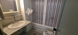 Koupelna v ubytování Vecchio Hotel + 25 fotografií