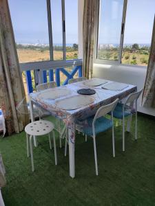 Jawhara Smir Marina Smir في مارينا سمير: طاولة وكراسي مع طاولة ونافذة