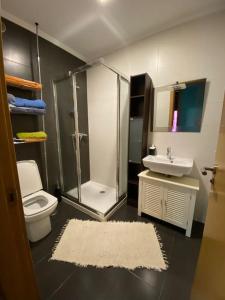 Ένα μπάνιο στο Apartamento playa de Bueu +43 φωτογραφίες
