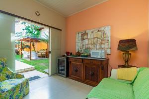 - un salon avec un canapé et un four micro-ondes dans l'établissement Pousada Villa Verano, à Parati