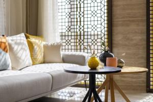 Χώρος καθιστικού στο voco Doha West Bay Suites by IHG
