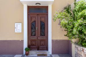 een houten deur aan de zijkant van een gebouw bij SOTIRIA in Pythagoreio