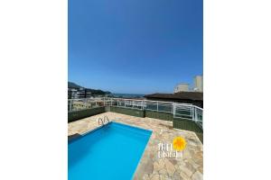 ein Schwimmbad auf dem Dach eines Gebäudes in der Unterkunft Conforto, 2 vagas garag lazer a poucos passos do mar! Apto 306/B, Ana Luiza - Praia Grande in Ubatuba