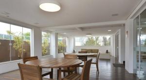 a dining room with a wooden table and chairs at Loft no coração da cidade de Blumenau in Blumenau
