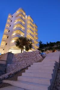un edificio con scale di fronte a un edificio di Sky Way SKK Luxury Apartments a Sarandë