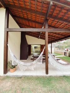 eine Terrasse mit Hängematte auf einem Haus in der Unterkunft Casa em Bombas in Bombinhas