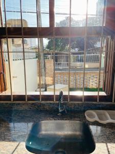 eine Küchenspüle mit Blick auf einen Balkon in der Unterkunft Casa em Bombas in Bombinhas