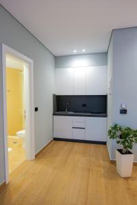 Kuchyň nebo kuchyňský kout v ubytování Sky Way SKK Luxury Apartments