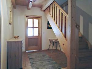 um corredor com uma escada e uma porta de madeira em Ferienhaus Meineke em Regen