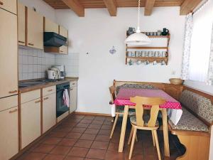 uma cozinha com mesa e cadeiras num quarto em Ferienhaus Meineke em Regen