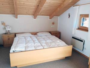 uma cama num quarto com tecto em madeira em Ferienhaus Meineke em Regen