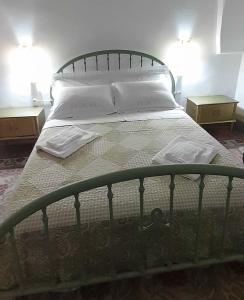 - une chambre avec un lit, 2 tables et 2 lampes dans l'établissement CASA DI 'NZUSU, à Carovigno