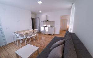 una sala de estar con un sofá y una mesa en Milutinn-Jabuka, en Soko Banja