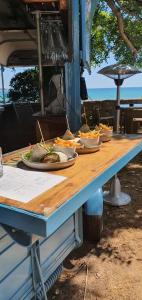 uma mesa com pratos de comida em cima em La Haule Manor em Saint Aubin