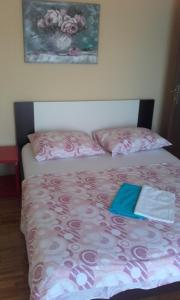 Postel nebo postele na pokoji v ubytování Apartments by the sea Arbanija, Ciovo - 11592