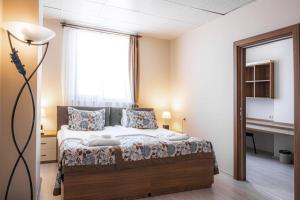 um quarto com uma cama e uma grande janela em AYDINBEY PARK OTEL em Konya