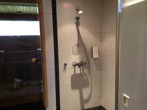 eine Duschkabine mit Duschkopf im Bad in der Unterkunft Kuhmit cottages in Kuusamo