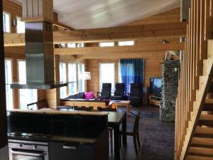 eine Küche und ein Wohnzimmer in einer Blockhütte in der Unterkunft Kuhmit cottages in Kuusamo