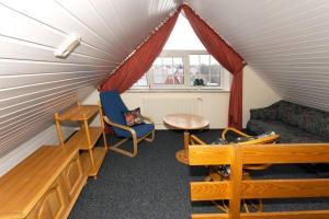 ノルトダイヒにあるFerienwohnung Büscherのテント(ソファ、テーブル付)が備わる客室です。