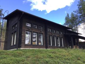 ein kleines Haus mit Fenstern auf einem Hügel in der Unterkunft Kuhmit cottages in Kuusamo
