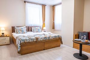 Schlafzimmer mit einem Bett mit einem Tisch und einem Fenster in der Unterkunft AYDINBEY PARK OTEL in Konya