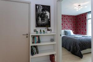 1 dormitorio con 1 cama y estantería con libros en Iconic Luxury Manchester Apartment, en Mánchester