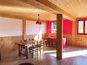 安格勒的住宿－Gîte Ranch Le Serpolet，一间带桌椅的用餐室