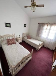 1 dormitorio con 2 camas y ventilador de techo en Ebenezer en Valle Hermoso