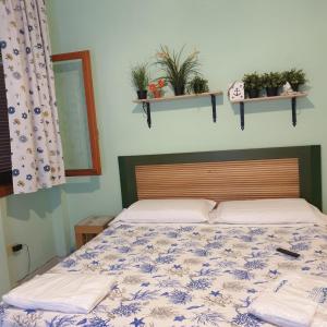 una camera con un letto con una coperta blu e bianca di appartamento l'angolo a Capoliveri