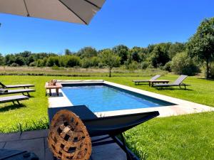 Zdjęcie z galerii obiektu Corps de fermes pour 22 personnes, 7ha de foret, bar et piscine privée w mieście Villemurlin
