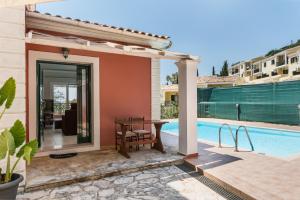 une villa avec piscine et patio dans l'établissement Seaview Villa Leana with Private Pool by Konnect, Nisaki, à Nisakion