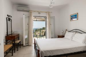 une chambre avec un lit et un balcon dans l'établissement Seaview Villa Leana with Private Pool by Konnect, Nisaki, à Nisakion 17 autres photos