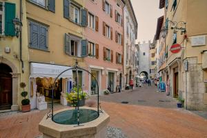 una calle con una fuente en medio de una ciudad en Casa al Pozzo en Riva del Garda