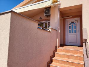 a stairway leading to a door of a house at Apartment Leonardo in Vrsi