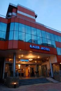budynek z zabójczym znakiem hotelu w obiekcie Kaleb Hotel w Addis Abebie