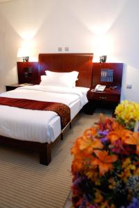 Kaleb Hotel tesisinde bir odada yatak veya yataklar
