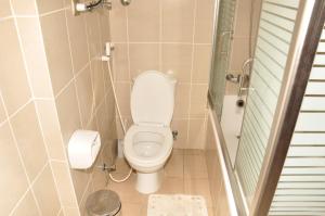 małą łazienkę z toaletą i umywalką w obiekcie Kaleb Hotel w Addis Abebie