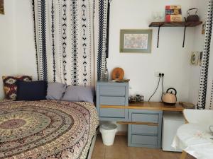 1 dormitorio con escritorio y 1 cama en מקום קטן בשלווה a little peaceful place, en Arad