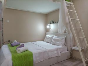 sypialnia z białym łóżkiem z drabiną w obiekcie The Urban Escape w Atenach
