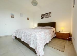 een kleine slaapkamer met een bed en een nachtkastje bij Alloggio confortevole a Cadorago in Fino Mornasco